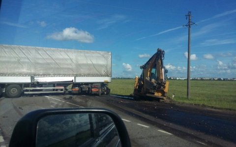 На трассе под Гусевом после столкновения с трактором у фуры отлетела кабина