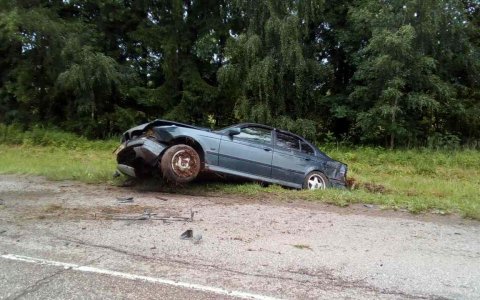 На автодороге Советск-Гусев «БМВ 530» вылетел в кювет, 23-летняя пассажирка госпитализирована