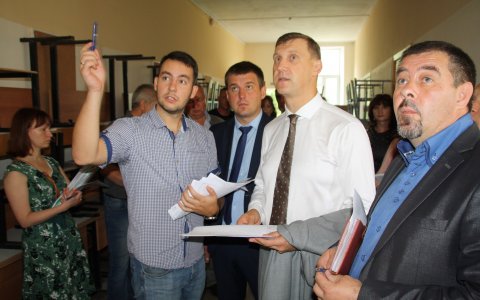 Глава администрации проверил ход подготовки школ к новому учебному году