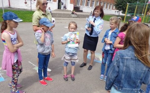 Полиция и РЖД провели конкурс рисунков на асфальте в пришкольных лагерях