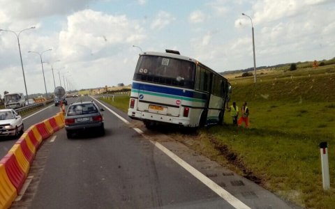 Под Гвардейском рейсовый автобус «Калиниград - Гусев» съехал в кювет