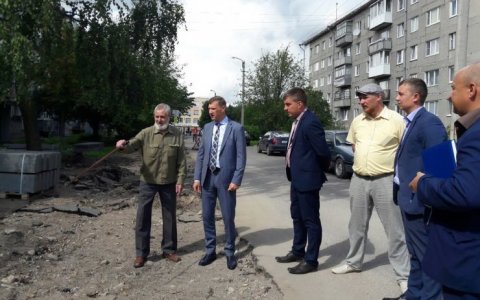 Евгений Михайлов проверил ремонт тротуара на пер. Павлова и строительство стадиона в школе №5