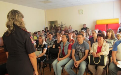 В Гусеве сотрудники ГИБДД проводят родительские собрания по вопросам безопасности детей на дорогах