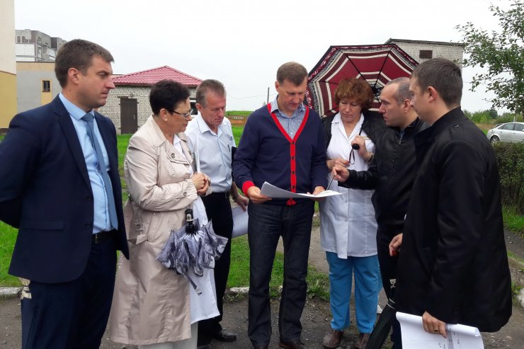 Около отделения женской консультации и дневного стационара ЦРБ обустроят прилегающую территорию