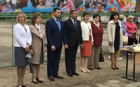 Представитель ЛДПР поздравил ребят и учителей с Днём Знаний