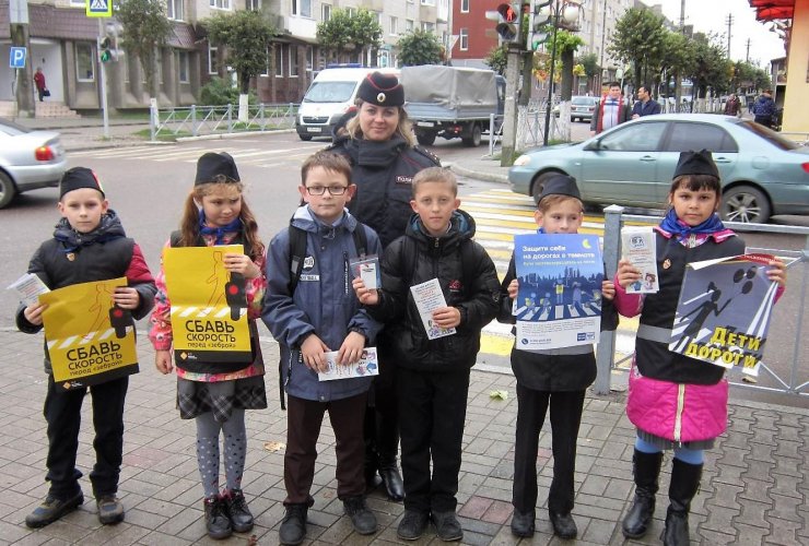 В Гусеве госавтоинспекторы и юные инспекторы движения научили прохожих правилам безопасного перехода проезжей части
