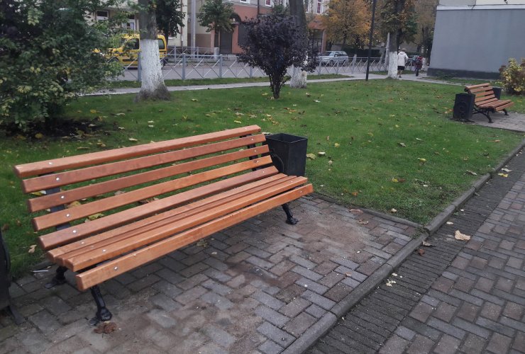 В сквере возле скульптуры Лося установили новые лавочки со спинками