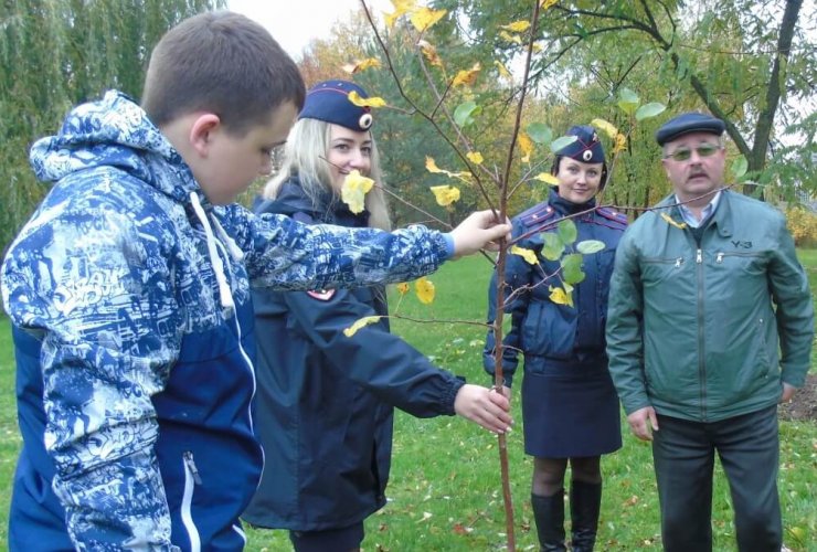 В Гусеве экологический субботник «Зеленая Россия» объединил полицейских, ветеранов и школьников