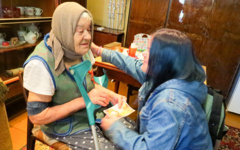 В рамках Дня пожилого человека волонтёры ДЮЦ провели акцию «Дарим людям тепло своей души»