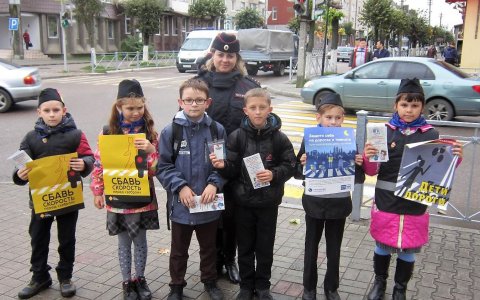 В Гусеве госавтоинспекторы и юные инспекторы движения научили прохожих правилам безопасного перехода проезжей части