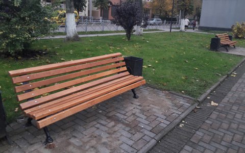 В сквере возле скульптуры Лося установили новые лавочки со спинками