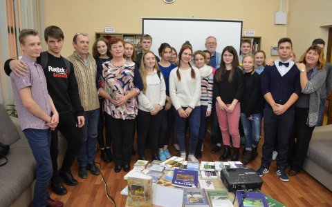 Гусевские студенты встретилась с калининградскими писателями в городской библиотеке