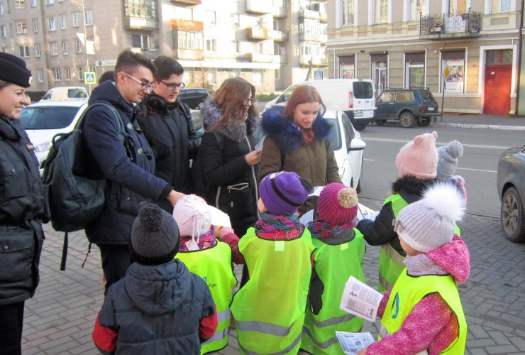 В Гусеве полицейские и дошкольники провели профилактическую акцию «Внимание – пешеход!»