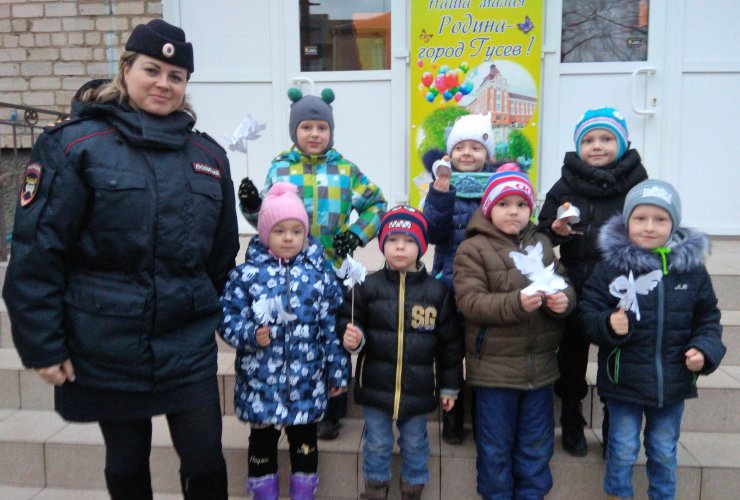 В Гусеве инспекторы ГИБДД вместе с детьми провели акцию, приуроченную ко Дню матери