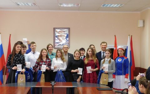 На торжественной церемонии, приуроченной к Дню единства, юные гусевцы получили паспорта
