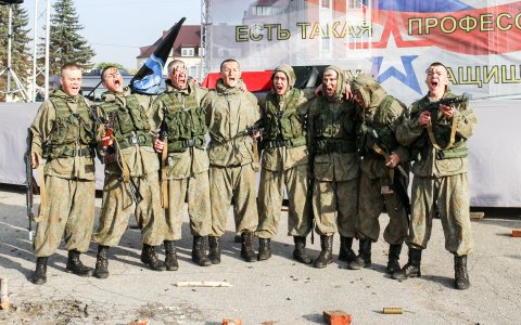 На центральной площади прошла военно-патриотическая акция «Есть такая профессия – Родину защищать!»