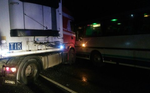 Под Гусевом столкнулись фура и рейсовый автобус