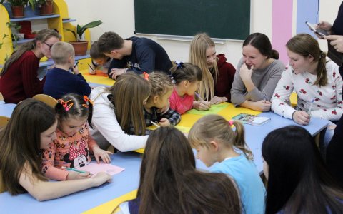 Гусевские дошколята поздравили Деда Мороза с Днём рождения