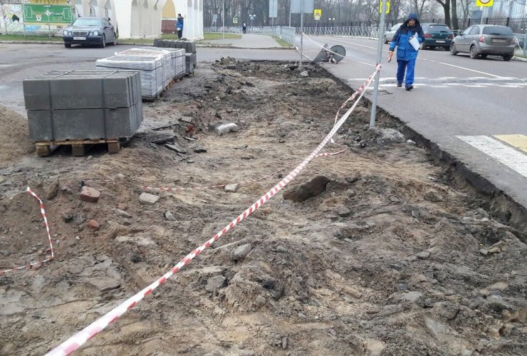 Тротуар рядом с городским стадионом ремонтируют на сэкономленные средства
