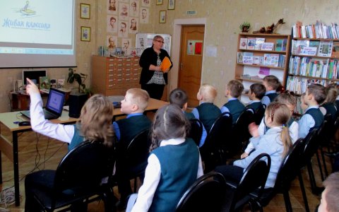 В городской библиотеке для школьников проводят обзор книжной выставки «Живая классика»