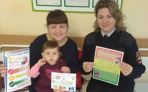 Сотрудники ГИБДД провели занятия в детской поликлинике для маленьких пациентов и их родителей