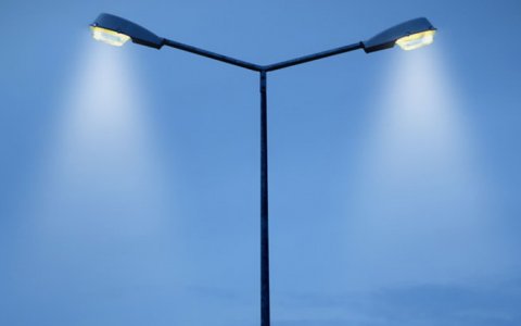 На улице Утегенова модернизировали освещение на сэкономленные средства