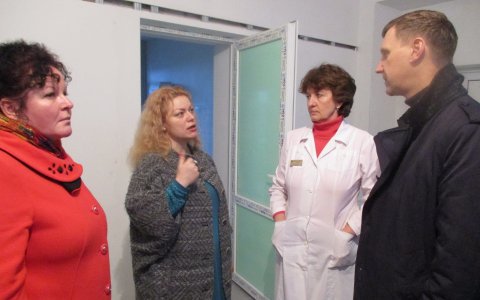 Евгений Михайлов проверил ход ремонта детского стоматологического отделения