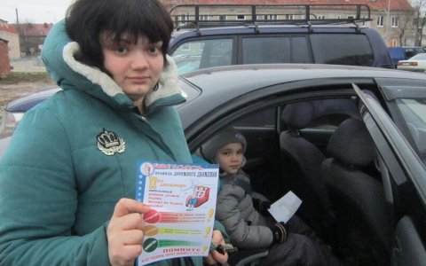 В Гусеве сотрудники ГИБДД продолжают занятия с водителями в рамках мероприятия «Детское автокресло»