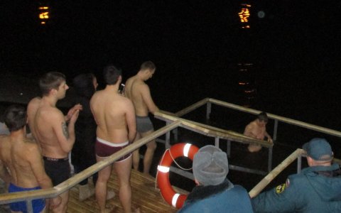 Более 500 человек пришли на всенощное бдение и Крещенские купания в Гусеве