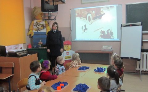 В Гусевском районе сотрудники Госавтоинспекции провели занятие с дошкольниками
