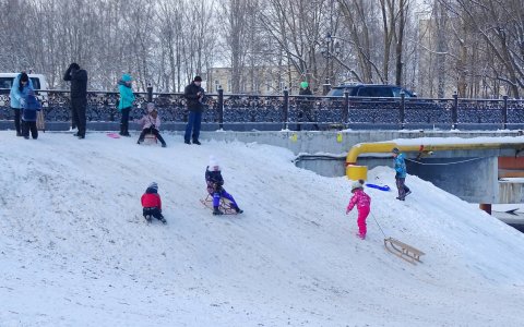 Катание на санках и фотографии такого редкого нынче явления, как снег в Гусеве