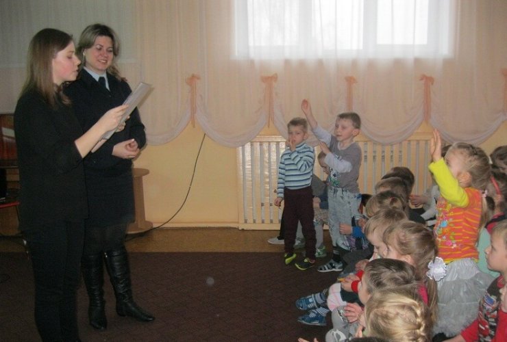 В Гусеве сотрудники полиции и подросткового клуба провели для дошколят игру «Умный пешеход»