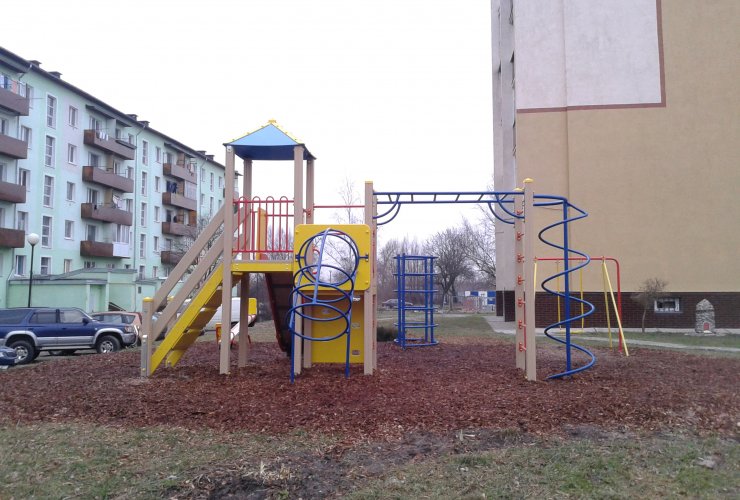 Протесты жильцов и похвала областных властей: как устанавливали детскую площадку на Московской, 64