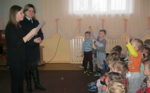 В Гусеве сотрудники полиции и подросткового клуба провели для дошколят игру «Умный пешеход»