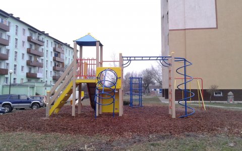Протесты жильцов и похвала областных властей: как устанавливали детскую площадку на Московской, 64