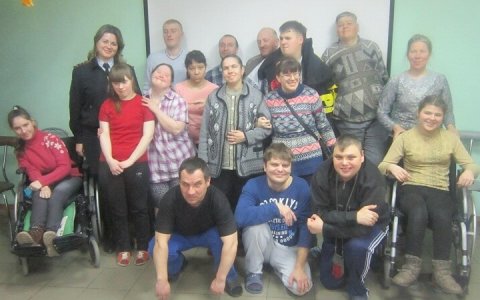 Инспекторы ГИБДД провели мероприятие «Помогать и оберегать» в комплексном социальном центре