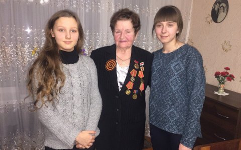 Ребята Молодежного актива побывали в гостях у Малюткиной Анны Павловны, ветерана и становленца области