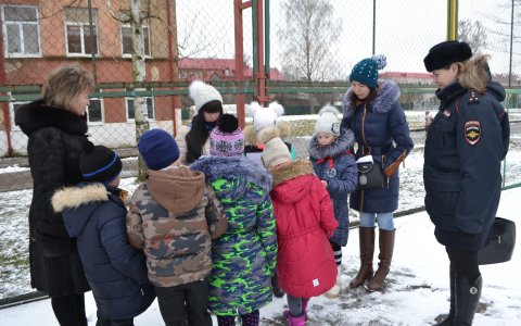 Инспекторы ГИБДД и воспитанники ДЮЦ провели для второклассников игру «В городе дорожных наук»