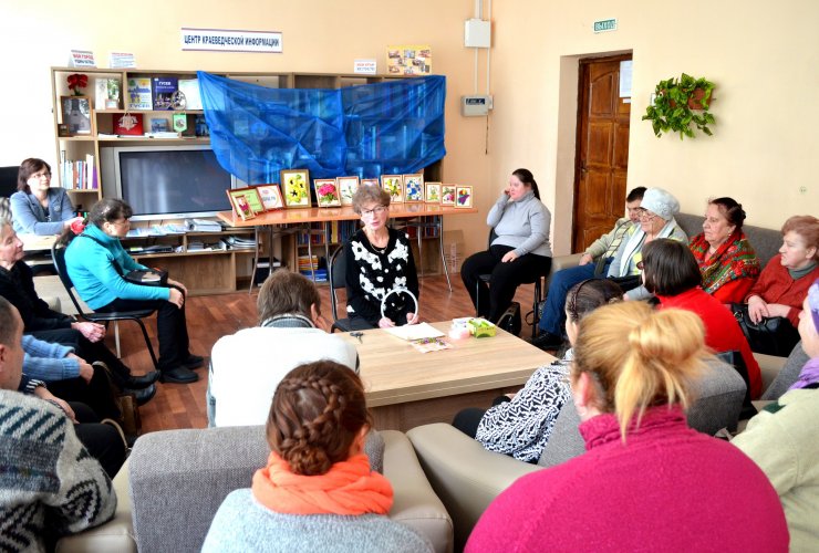 В городской библиотеке прошел мастер-класс «Вышивка лентами», который провела постоянная читательница