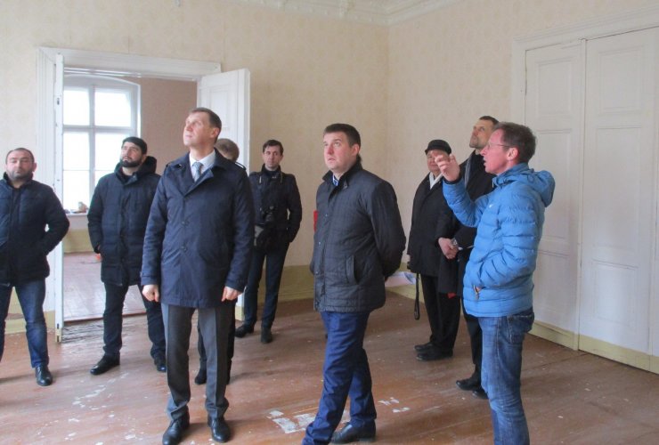 Глава городской администрации провел выездное совещание в бывшем здании малого зала ДО