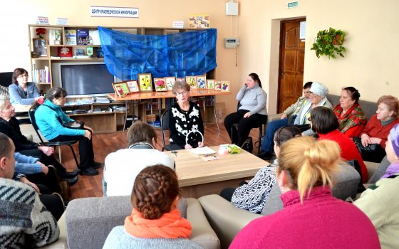 В городской библиотеке прошел мастер-класс «Вышивка лентами», который провела постоянная читательница