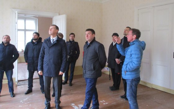 Глава городской администрации провел выездное совещание в бывшем здании малого зала ДО