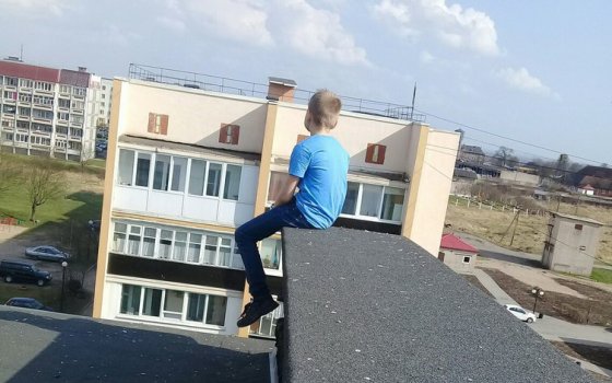 На улице Московской дети гуляют по крышам