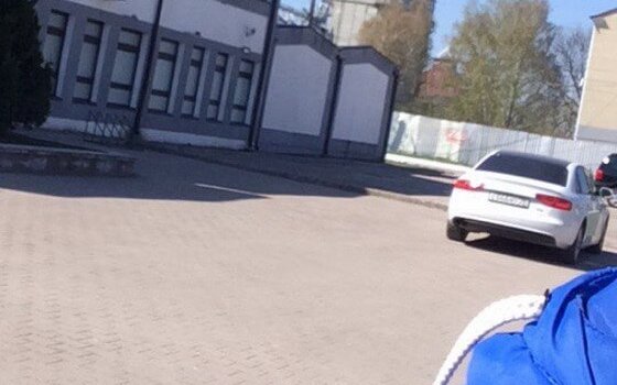 Машина заместителя Гусевского городского прокурора припаркована в неположенном месте
