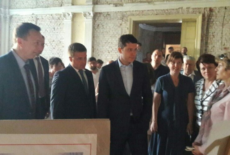 Антон Алиханов проверил ход ремонта бывшего здания малого зала ГДО