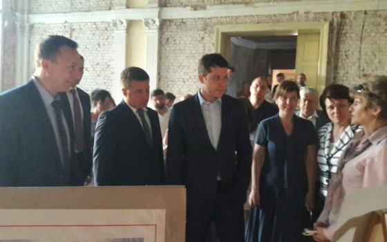 Антон Алиханов проверил ход ремонта бывшего здания малого зала ГДО