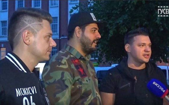 Перед началом своего выступления солисты группы «Корни» дали интервью