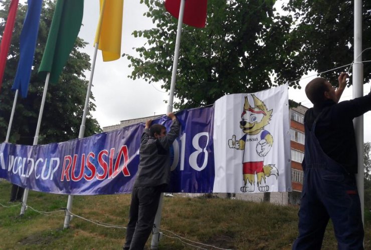 В Гусеве установили два ярких баннера с символикой мундиаля