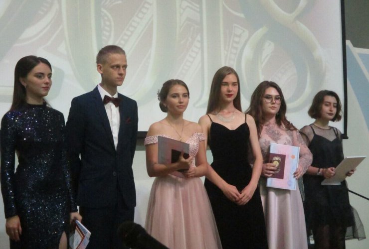 Александр Китаев принял участие в церемонии вручения аттестатов выпускникам