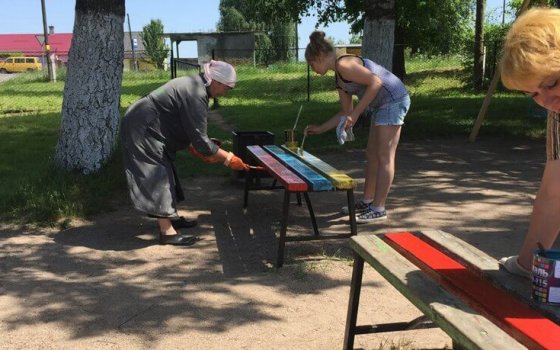 В поселке Майское обновили детскую и волейбольную площадки